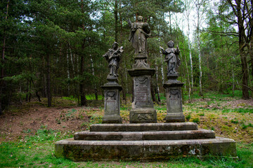 statue in the park Vyhlídka Hromnické jezírko