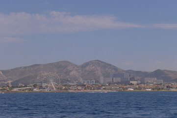 Fototapeta na wymiar view of city skyline at the sea