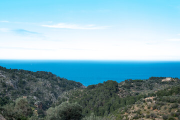 Fototapeta na wymiar Panorámica de montañas con mar al fondo, Mallorca