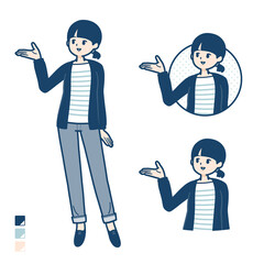 ひとつ結びヘアーの女性が解説しているイラスト