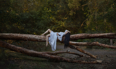 Девушка в лесу в белом платье, волшебно, длинные волосы
