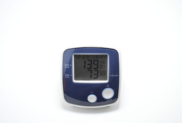 Medidor de presi&oacute;n sangu&iacute;nea digital. Equipo medico, vista frontal espacio para texto en la parte superior.