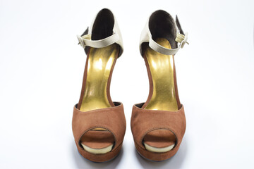 Zapatos cafés de tacón alto. Zapato de mujer para fiesta, vista frontal.