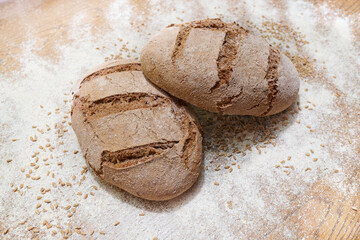Chleb pszenny na zakwasie żytnim. Upieczony w domu ze świeżo zmielonej mąki. Pachnie i smakuje pysznie. Tonacja ciepła. - obrazy, fototapety, plakaty