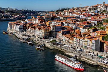 Fototapeta premium Vue sur Porto Ribeira depuis le Pont Dom-Luís I