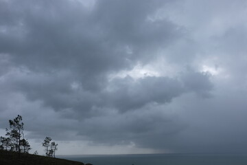 Fototapeta na wymiar Cloudy sky over the ocean.