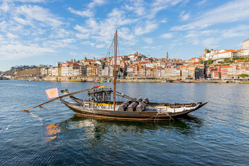 Obraz premium Rabelos près des quais de Santa Marinha à Porto