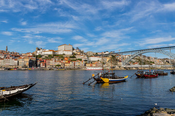Fototapeta na wymiar Vue depuis les quais de Santa Marinha à Porto