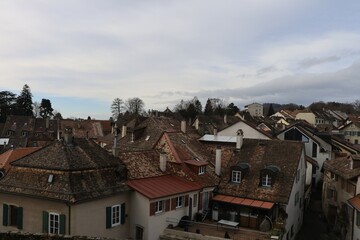 Fototapeta na wymiar Vue d'ensemble du village de Aubonne, vue sur les toîts, village de Aubonne, canton de Vaud, Suisse