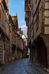 Fototapeta na wymiar Gasse in der Altstadt von Troyes in der Champagne in Frankreich
