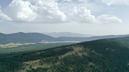 Obraz premium survol d'un lac de montagne matemale et des forets dans les Pyrénées-Orientales, sud de la France, parc naturel des Bouillouses