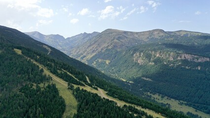 Fototapeta na wymiar survol d'un lac de montagne matemale et des forets dans les Pyrénées-Orientales, sud de la France, parc naturel des Bouillouses