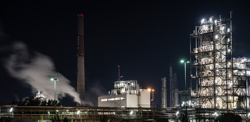 Industrieanlage bei Nacht