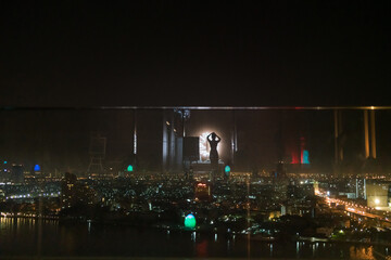Silhouette einer Frau über dem nächtlichen Bangkok