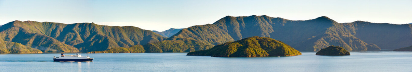 Obraz premium Panoramic Photo of the Interislander Ferry Between Picton, South Island and Wellington, North Island, New Zealand