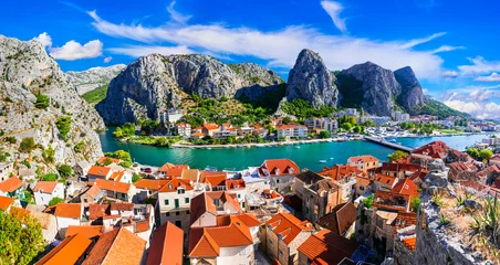 Foto auf Glas Wahrzeichen Kroatiens - die beeindruckende Stadt Omis, umgeben von einer Bergschlucht, über dem Fluss Cetina. Beliebtes Touristenziel © Freesurf