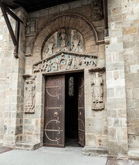 Porte d'une église 