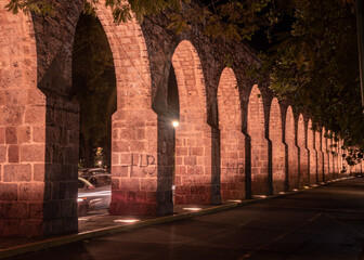 Acueducto de Morelia Michoacán, México, iluminado en la noche