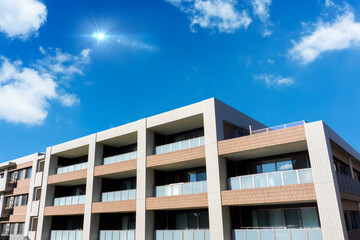 The appearance of the condominium and the refreshing blue sky scenery_sky_b_05