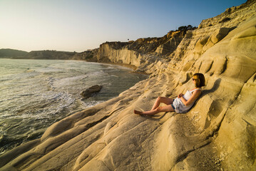 Obraz premium Scala dei Turchi at sunset, a tourist watching the sunset, Realmonte, Agrigento, Sicily, Italy, Europe