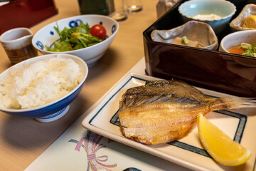 たくさんの種類の料理が並ぶ和食の定食