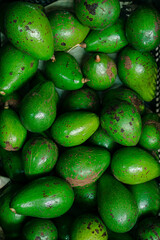 palta, aguacate, avocado en una cara para usar como fondo o para diseño, background
