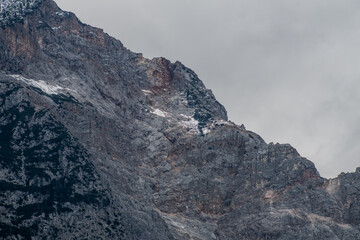 Erster Schnee am Berghang