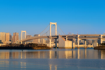 朝焼けのお台場のレインボーブリッジ