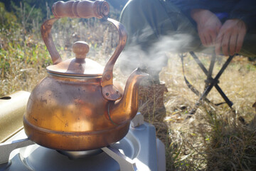 湯気を出すケトル