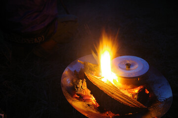 キャンプファイアーで調理する鍋