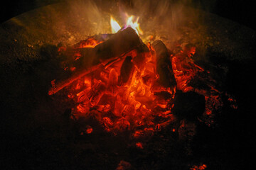 焚き火で赤くなった炭