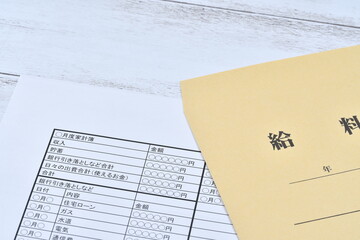 家計簿と給料袋