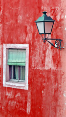 Een verticaal schot van de verweerde rode bouwmuur in Cuenca, Spanje.