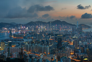 Naklejka premium Aerial view of Hong Kong city at dusk