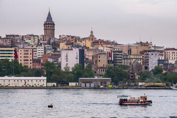 Obraz premium Galata Tower (Galata Kulesi) seen across the Golden Horn (primary inlet of Bosphorus), Istanbul, Turkey, Eastern Europe