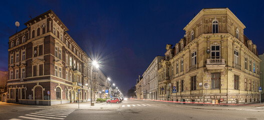centrum miasta Koźle w Polsce w nocy ze starymi kamienicami