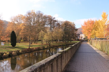 Goldener Herbst im Luitpoldpark in Bad Kissingen in Bayern	