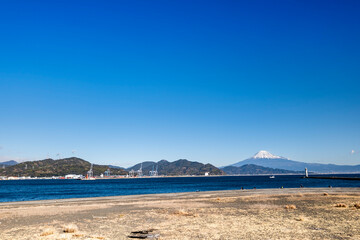 静岡県の三保真崎海岸から駿河湾越しの冬の富士産
