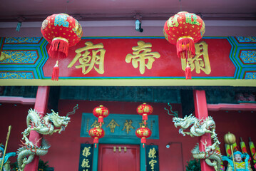 Obraz premium Chinese lanterns at a temple in Chinatown at night, Kuala Lumpur, Malaysia, Southeast Asia