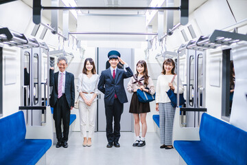 電車内で働く車掌
