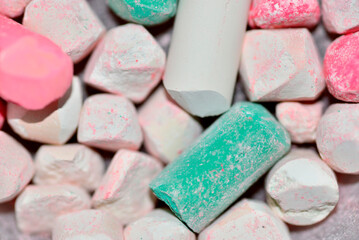 colored chalk to write on the school blackboard. It is also known as gypsum and chalk (Mexico) or pastel, it is a white clay that, prepared in bars, is used to write on the slates
