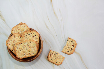 crispy diet crackers with cumin and quinoa seeds