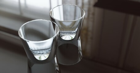 机の上に置かれたグラス