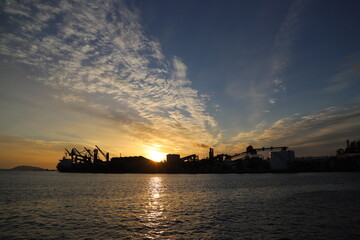 Obraz premium コンビナートの煙突と炎！えんとつ町の工場夜景 おすすめ山口 周南市の夕日と夜景