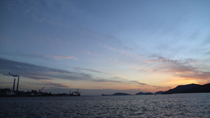 Naklejka premium コンビナートの煙突と炎！えんとつ町の工場夜景 おすすめ山口 周南市の夕日と夜景