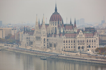 Obraz premium Hungarian parliament and Danube river. Foggy day in Budapest