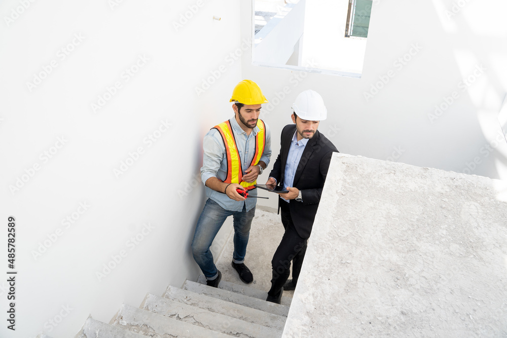 Aufkleber the businessman or boss gives the consultant to engineer,they are consulting and solving the problem