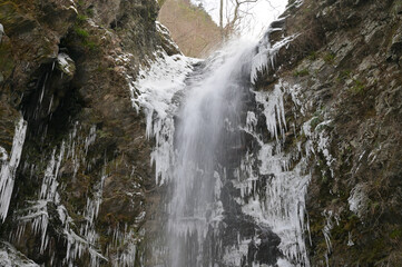 Fototapeta na wymiar 四国徳島県神山町の名瀑「神通滝」の氷結（氷瀑）