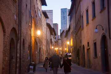 Italia, Toscana, Siena, il paese di San Gimignano con luci della sera.