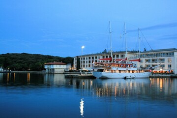 Fototapeta na wymiar boat and hotel in the port of Brioni, national park, Croatia